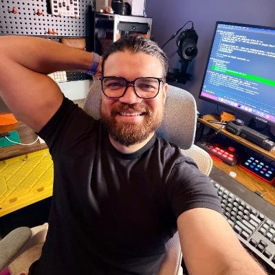 Erik Taveras en su espacio de trabajo, foto de su perfil público en Skool